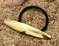 Dettaglio di un elastico nero con decorazione in metallo dorato su piccoli ciottoli - Barra Dorata