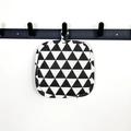 Dessous de plat carré en coton avec motif triangle noir et blanc sur un crochet mural - Triangle noir et blanc