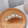 Detalle macro de una pinza para el cabello de acrílico de 7 cm con perlas blancas - Perla Mediana (7cm)