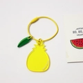Detailaufnahme vom gelben transparenten Ananas-Schlüsselanhänger mit grünem Blattanhänger - Gelbe Ananas