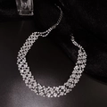 Funkelnde geometrische Strass-Choker-Halskette für Damen auf schwarzem Samthintergrund - Silber Voll Zirkonia-Stil