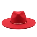 Dettaglio cappello fedora rosso con fibbia in metallo dorato e nastro nero sottile - M (56-59cm) / Rosso