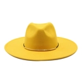 Dettaglio di cappello in feltro giallo a tesa larga con nastro decorativo nero oro - M (56-59cm) / Giallo