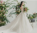 Elegante vestido de novia de encaje blanco con cola larga y diseño de espalda aire - US 26W / Blanco con Cola