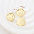 Detail eines 15mm goldplattierten Rundanhängers mit Zirkonia und Reliefprägung - Architektonisches Relief