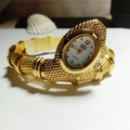 Elegante reloj de pulsera de cuarzo dorado con forma de serpiente y detalles de cristal - Dorado