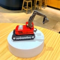 Mini graafmachine sleutelhanger in rood en grijs met beweegbare arm op witte voet - Graafmachine / Rode Graafmachine