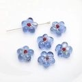 Detail van zes blauwe glazen bloemkralen met rode hartjes en een gouden metalen speldje - 11# Lichtblauw Kleine Bloem