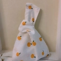 Borsa giapponese con nodo e motivo arancio con pois 3D su tessuto in cotone bianco - Bianco Arancio