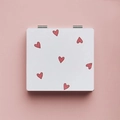 Specchio per trucco quadrato bianco pieghevole con motivi a cuore rosso su sfondo rosa - Cuore Piccolo