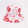 Gros plan sur le motif de baisers roses et rouges sur le chapeau bob blanc - Style Imprimé Lèvres Rose Rouge Blanc