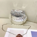 Schicke silberne Muschel-Handtasche mit Vintage-Steinstruktur und langer Kette - Metall-Spiegel-Stil / Silber