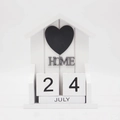 Detalle de un calendario de madera blanca con forma de casa y fecha del 24 de julio - Techo Puntiagudo Blanco