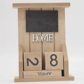 Detalle macro del calendario de madera con bloques de fecha y texto 3D HOME decorativo - Techo Plano de Madera Natural