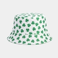 Détail du motif trèfle vert sur le tissu en coton blanc d'un chapeau bob - M / Blanc avec trèfle vert classique (1#)