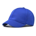 Primer plano de gorra de béisbol de malla azul con textura transpirable y visera corta - Azul Real