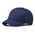 Detalle de la tela de malla transpirable azul oscuro y la visera corta de una gorra de béisbol - Azul marino
