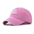 Dettaglio del berretto in cotone lavato rosa con ricamo Cat Mom bianco e baffi di gatto - Rosa