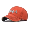 Detalle de gorra naranja con bordado de espina de pescado y visera de camuflaje - Rojo Anaranjado