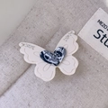 Détail de la pince à cheveux papillon avec strass et motif de cœur avec LOVE - crème