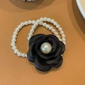 Élastique à cheveux élégant avec fleur de camélia noire en tissu et perle centrale - Style Perle Camélia / Noir