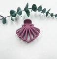 Eleganter lila Haarclip in Muschelform mit mattem Finish und durchbrochenem Design - Fuchsie