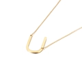 Collier avec pendentif lettre U doré en acier inoxydable brossé sur fond blanc - Style Lettre U (KN88068-K)