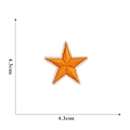 Vue détaillée de l'écusson étoile brodé orange de 4,3 cm avec les dimensions - Orange (Petit)