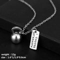Detalle de collar kettlebell plateado con colgante grabado I CHOOSE STRENGTH - I CHOOSE STRENGTH Kettlebell