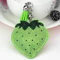 Porte-clés fraise vert néon orné de strass brillants et d'un pompon en soie assorti - Vert fruit