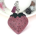 Détail du pendentif fraise en strass avec cristaux roses et pompon violet élégant - Violet