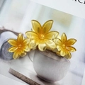 Pinza per capelli a fiori gialli traslucidi in resina con elegante design lucido - Giallo