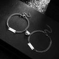 Zilveren magnetische koppelarmbanden met Cubaanse schakels op zwarte achtergrond - Titanium staal en legering