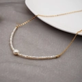 Collana di perle d'acqua dolce con piccole perle bianche e perla barocca su catena dorata - Collana