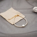 Elegante bracciale di perle d'acqua dolce con perla barocca e chiusura dorata - Bracciale