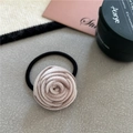 Detail van beige fluwelen rozen haarelastiekje met elegante cosmetische accessoires - Koreaans Roze