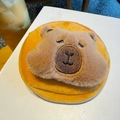 Niedliche gelbe Plüsch-Capybara-Geldbörse mit weichem Braunbären-Dekor auf weißem Grund - Gelb-3D Bärenkopf