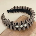 Detalle de diadema de satén plisado topo con perlas plateadas y cadena de pedrería - Caqui