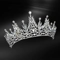Eleganter silberner Braut-Tiara mit funkelnden Kristall-Strasssteinen auf dunklem Grund - Gold