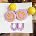 Gros plan d'élastiques à cheveux violets avec charms smileys jaunes et perles rondes - Lavande