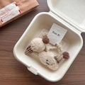 Détail de chouchous peluche sorbet et nuage souriant dans une boîte cadeau - Ours Nuage de Crème Glacée Kaki