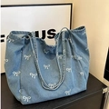 Modische Jeans-Tasche in Dunkelblau mit weißem Schleifendruck und Spitzenbesatz - Blau