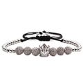 Détail du bracelet tressé noir réglable avec breloque couronne argentée et perles pavées - Couronne en Platine