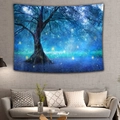 Dettaglio dell'arazzo foresta blu fantasy con albero luminoso in un soggiorno moderno - 300x180cm / Foresta Fantastica