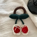 Détail de l'élastique cerise avec cerises rouges, nœud vert et dentelle sur lin - Élastique à cheveux cerise