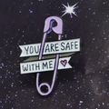 Spilla smaltata viola a forma di balia con striscione You Are Safe With Me e cuore - Modello You Are Safe With Me (XZ1326)