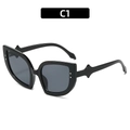 Occhiali da sole cat-eye neri oversize con cerniera a stella e borchie argento - Montatura Nera Lenti Grigio Nero (C1)