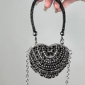 Sac de cœur noir avec de gros cristaux