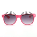 Rosa Party-Sonnenbrille mit langen schwarzen Wimpern und silbernen Nieten-Details - Einheitsgröße / Wimpern Rosa
