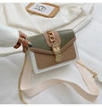 Dettaglio borsa a tracolla tricolore verde e kaki con catena oro e spallina in tessuto - Blocco di Colore Verde/Marrone/Bianco / Verde